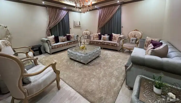 كنب نظيف جدا  مع طاولات وستارتين 4500 0
