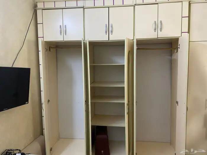 دولاب ملابس نظيف 1
