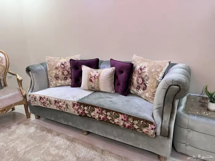 كنب نظيف جدا  مع طاولات وستارتين 4500 4