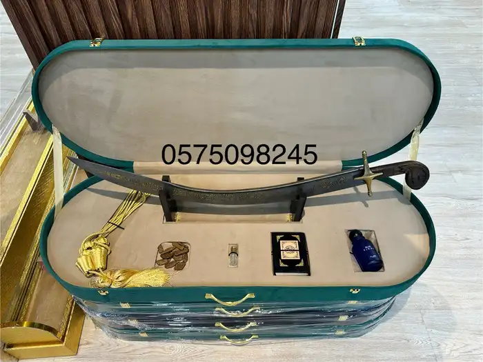 هدايا vip (بوكس ملكي بشت سيف عود عطر دهن عود جنبية) 1