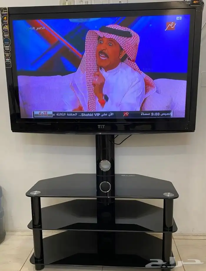 تلفزيون شغال نظيف مع طاولة قزاز  مكيف صحراوي 5