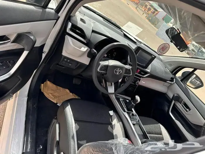 تويوتا فيلوز 2025 7 مقاعد بنزين 2