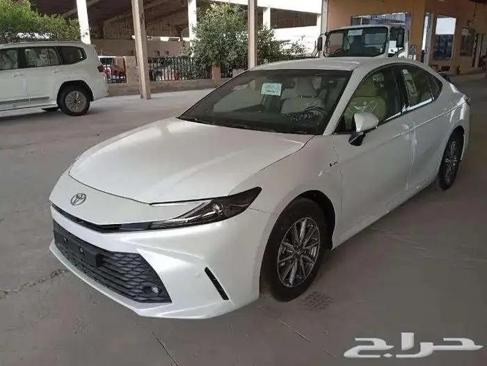 تويوتا كامرى E هايبرد 2025 لون ابيض 3