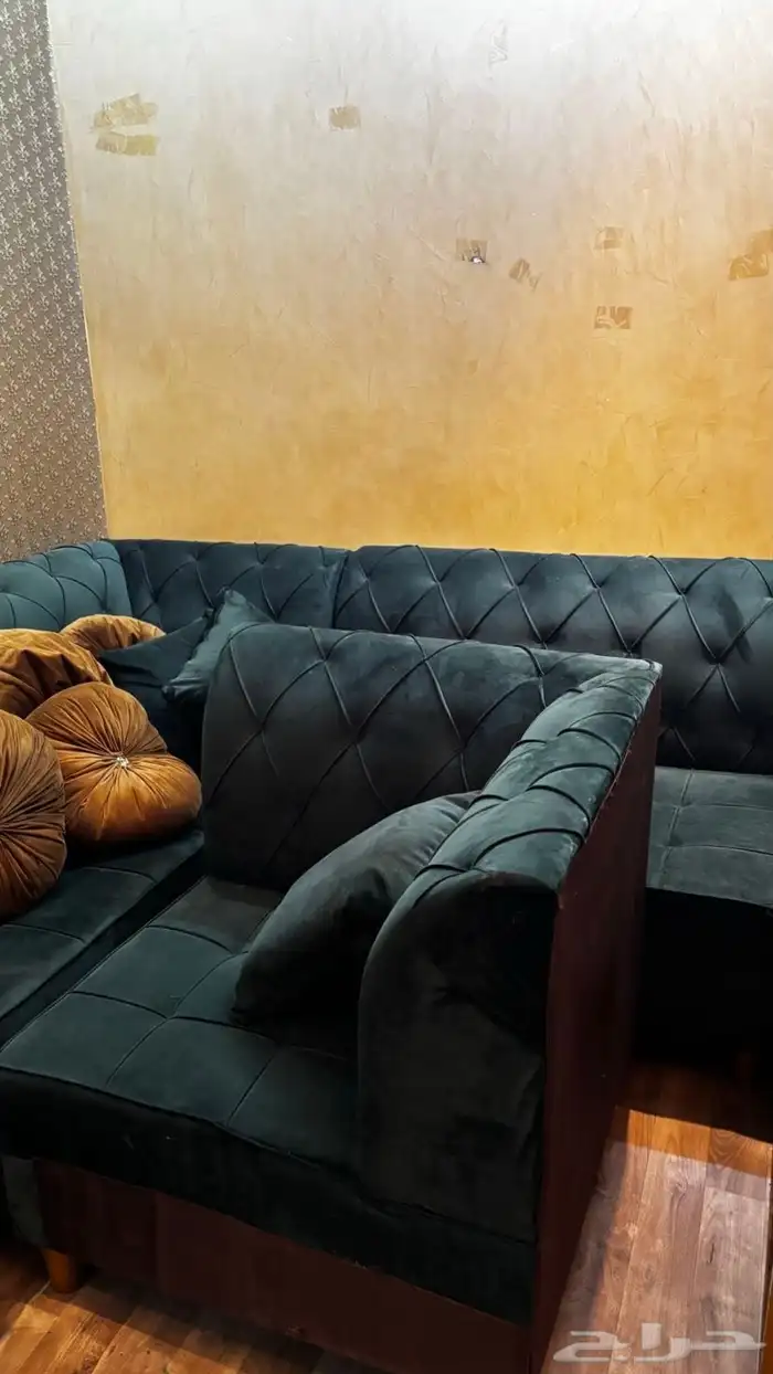 كنب للبيع بسعر رمزي 400 معه ستارة وطاولات فيه ملاحضه وحده 3