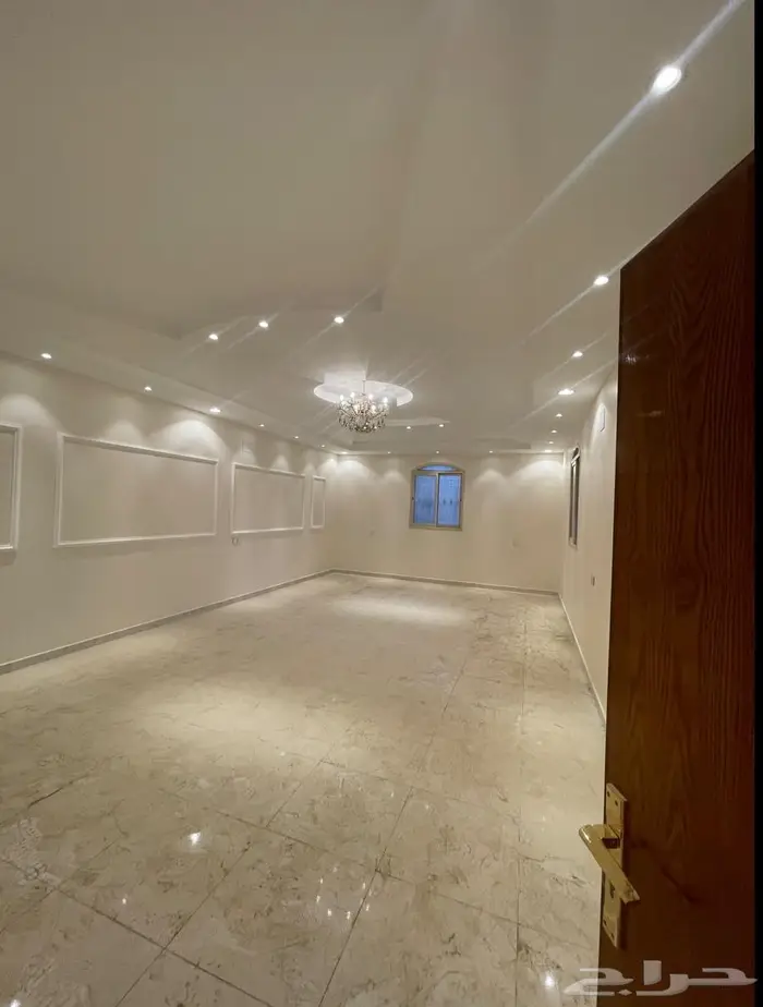 عمارة للبيع تحتوي ع استراحة وفله وشقتين 36