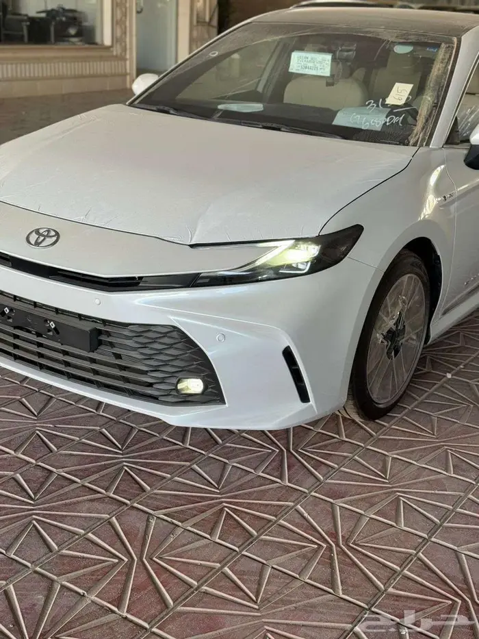 تويوتا كامري LE هايبرد 2025 لدي معرض السلامة للسيارات 1
