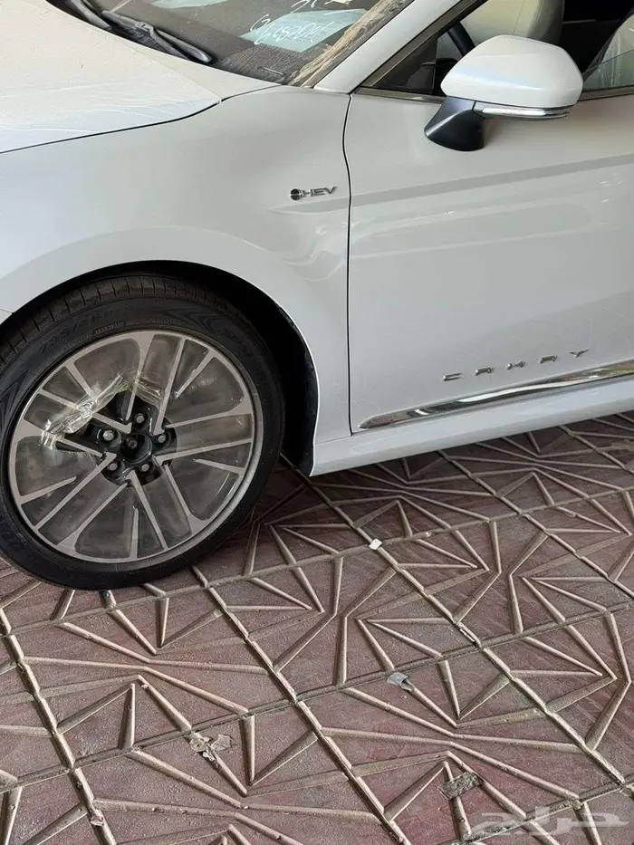 تويوتا كامري LE هايبرد 2025 لدي معرض السلامة للسيارات 2