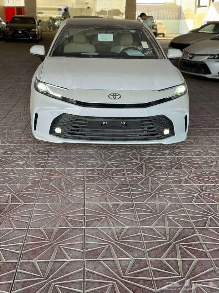 تويوتا كامري LE هايبرد 2025 لدي معرض السلامة للسيارات 0