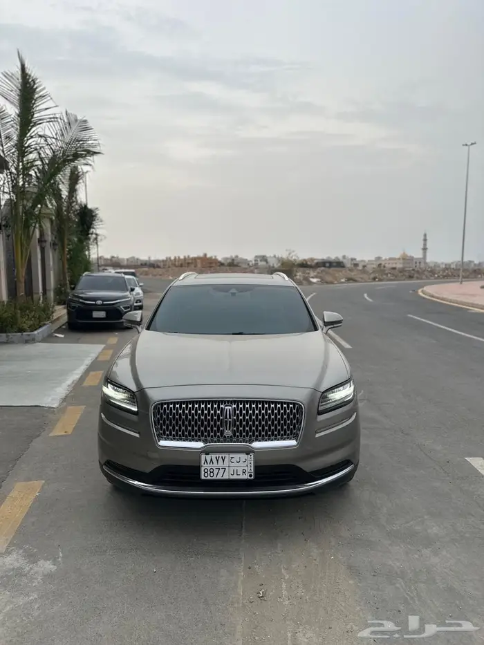 جيب لنكون نوتيلوس 2023 فل كامل شبه جديدة ومخزن 4
