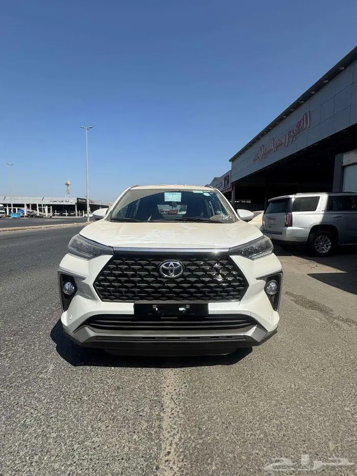 تويوتا فيلوز فل كامل 1500 cc ابيض موديل 2025 4