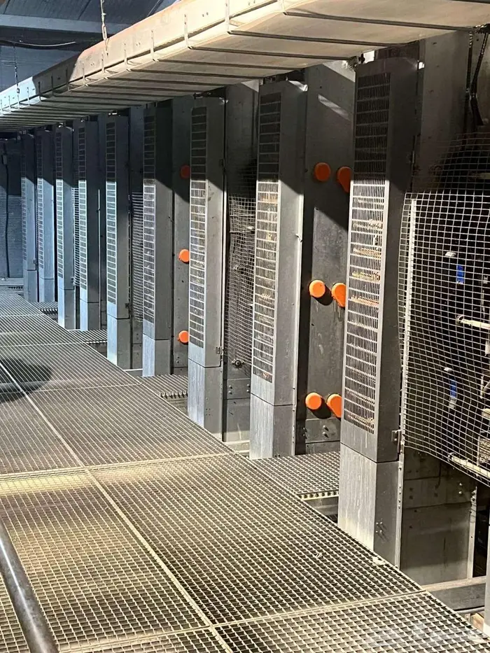 للبيع عنبر دواجن بيج ديتشمان ألماني مستعمل سعة 80 الف طائر 3
