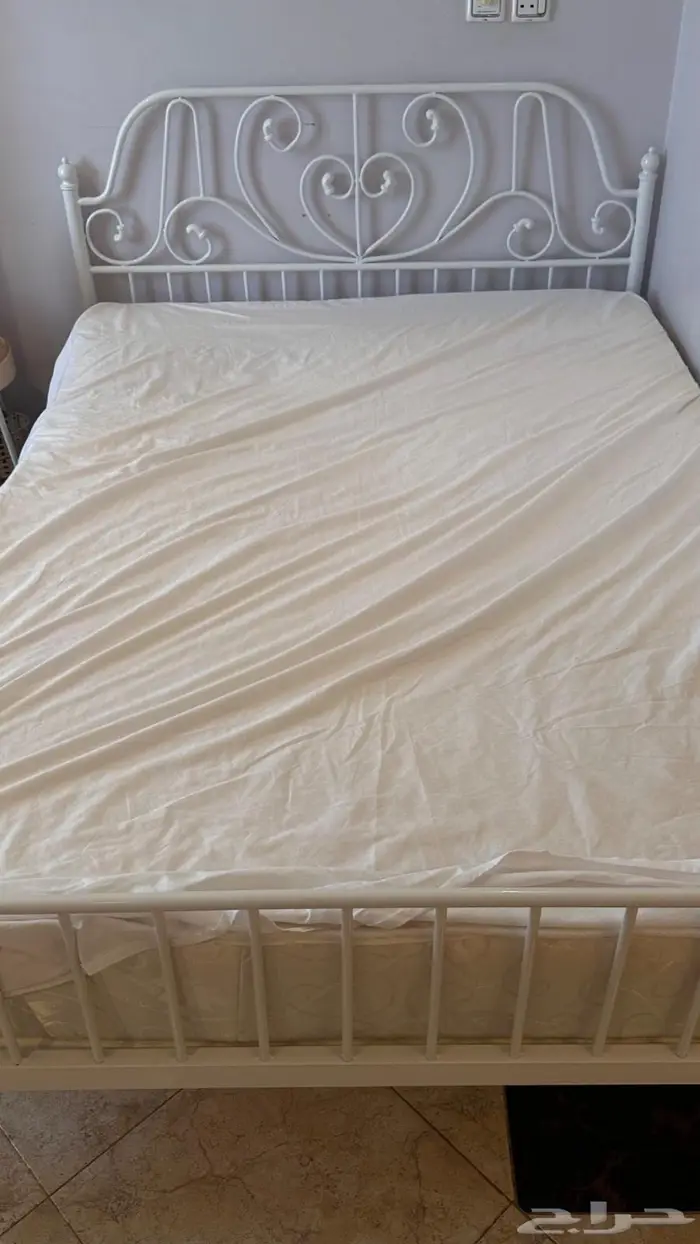 سرير ابيض 0