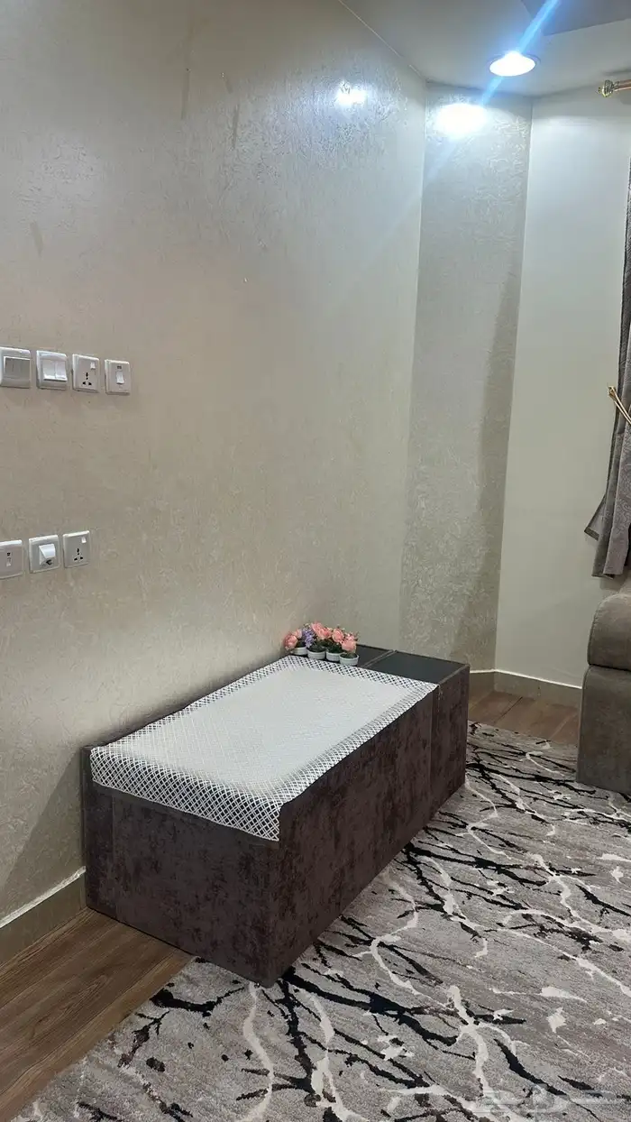 كنب بني متواصل مقاس 5 7 مع طاولات بيضاء 3