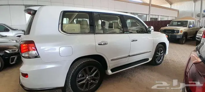 لكزس LX570 فل كامل DD البيع 147000 4