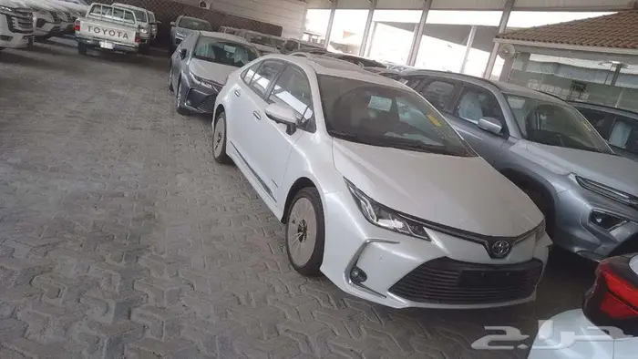 تويوتا كورولا 2.0L XLI EXECUTIVE MR جنوط فتحة سقف ابيض 2025 1