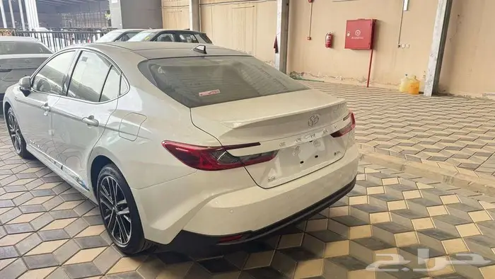 كامري ال اي هايبرد ابيض 2025 1
