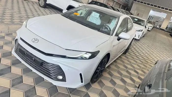 كامري ال اي هايبرد ابيض 2025 4