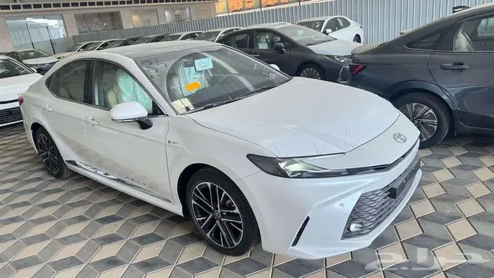 كامري ال اي هايبرد ابيض 2025 3