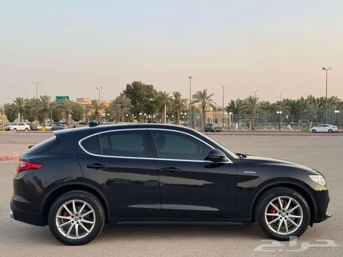 2020 Alfa Romeo Stelvio fully loaded with panorama sunroof 6