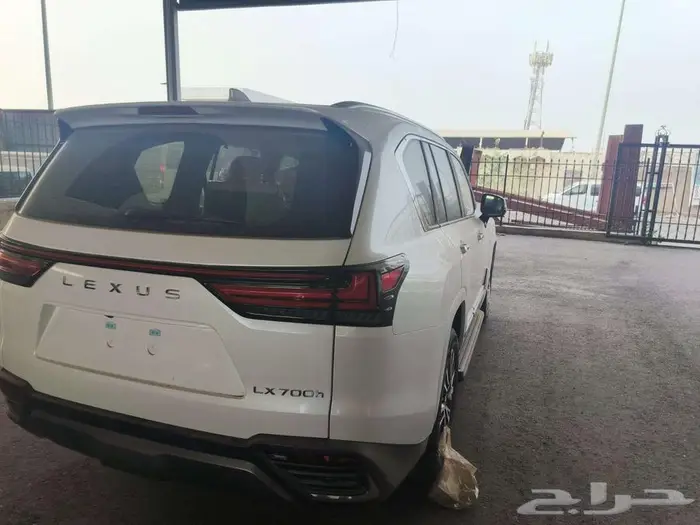 لكزس LX 700 بي اتش أبيض هايبرد 2025 اقل سعر كاش واقساط 4
