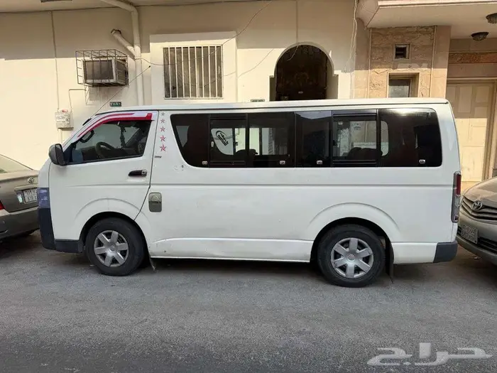 تويوتا هايس متاحة للإيجار مع سائق للموظفين 2