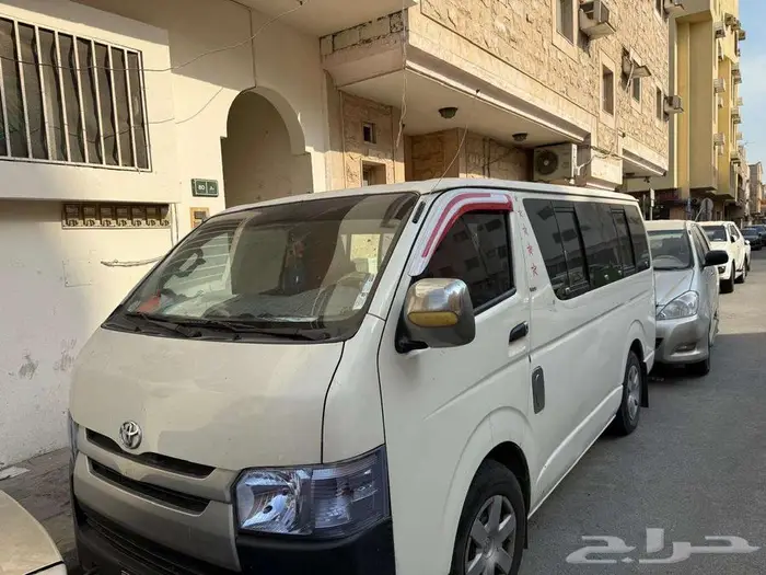 تويوتا هايس متاحة للإيجار مع سائق للموظفين 1