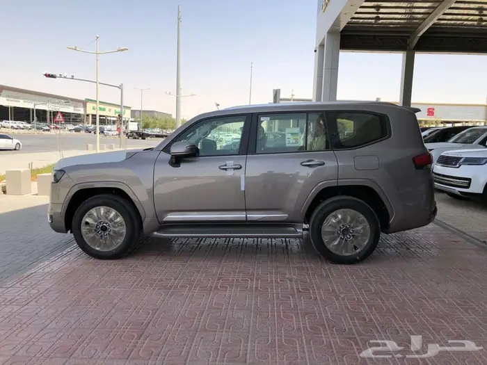 لاندكروزر GXR L4 بنزين موديل 2024 بطاقه جمركيه ذهبي 3