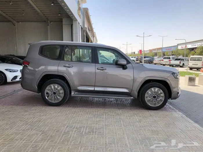 لاندكروزر GXR L4 بنزين موديل 2024 بطاقه جمركيه ذهبي 4