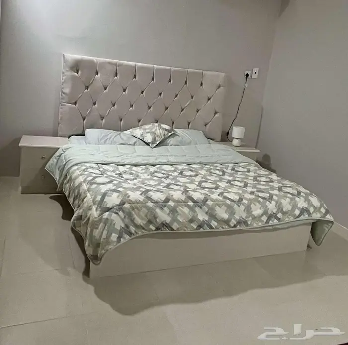 غرفة نوم ( سرير   تسريحة   2 كومدينه ) 0