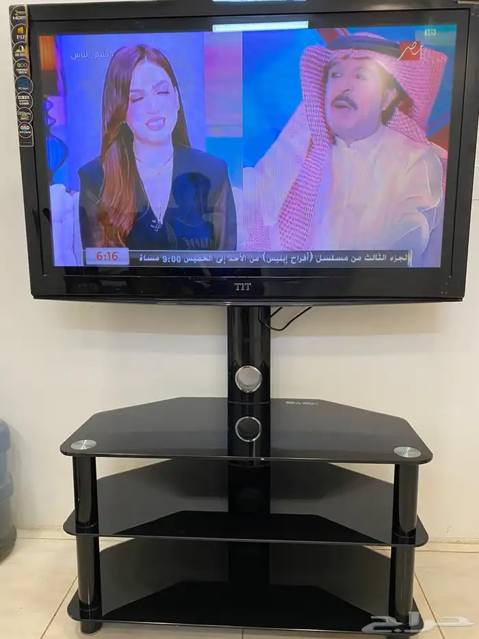تلفزيون شغال نظيف مع طاولة قزاز  مكيف صحراوي 0