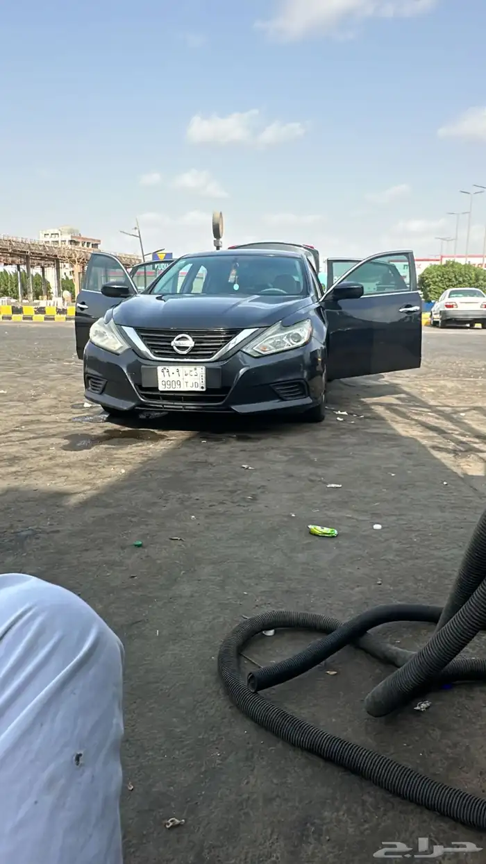 سيارة نيسان 1