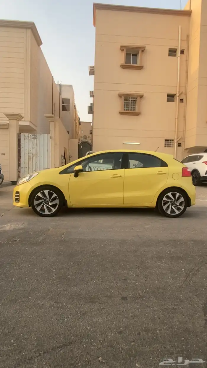 ريو هاتشباك اصفر فل كامل 2015 26