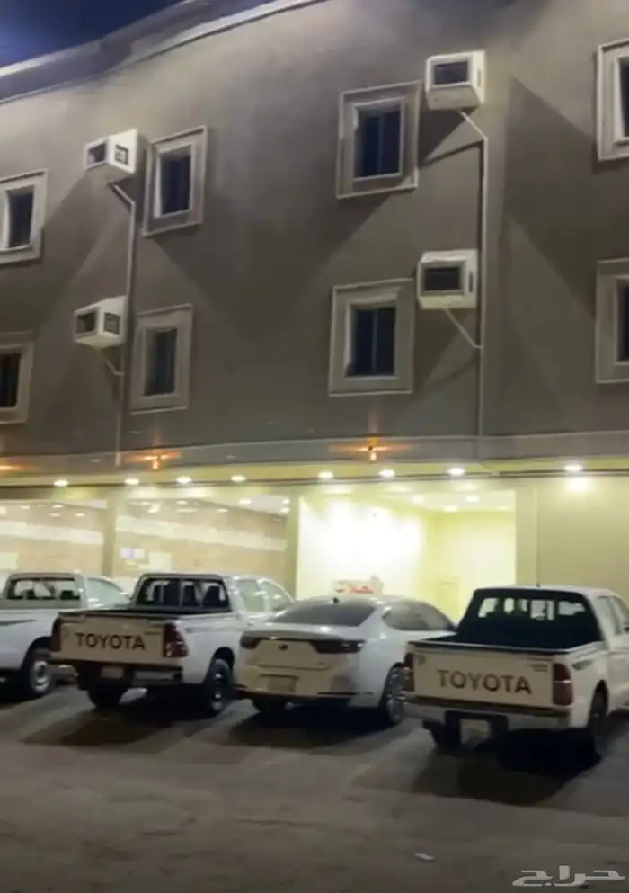 للبيع مجمع عزاب في محليه غرف وصاله ومطبخ ودور مؤجر بالكامل 0