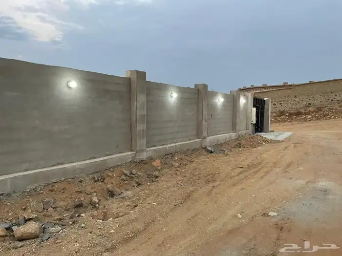 حوش للايجار يوجد غرف ومستودع حي الوفاء قريب من الحمدانيه 0