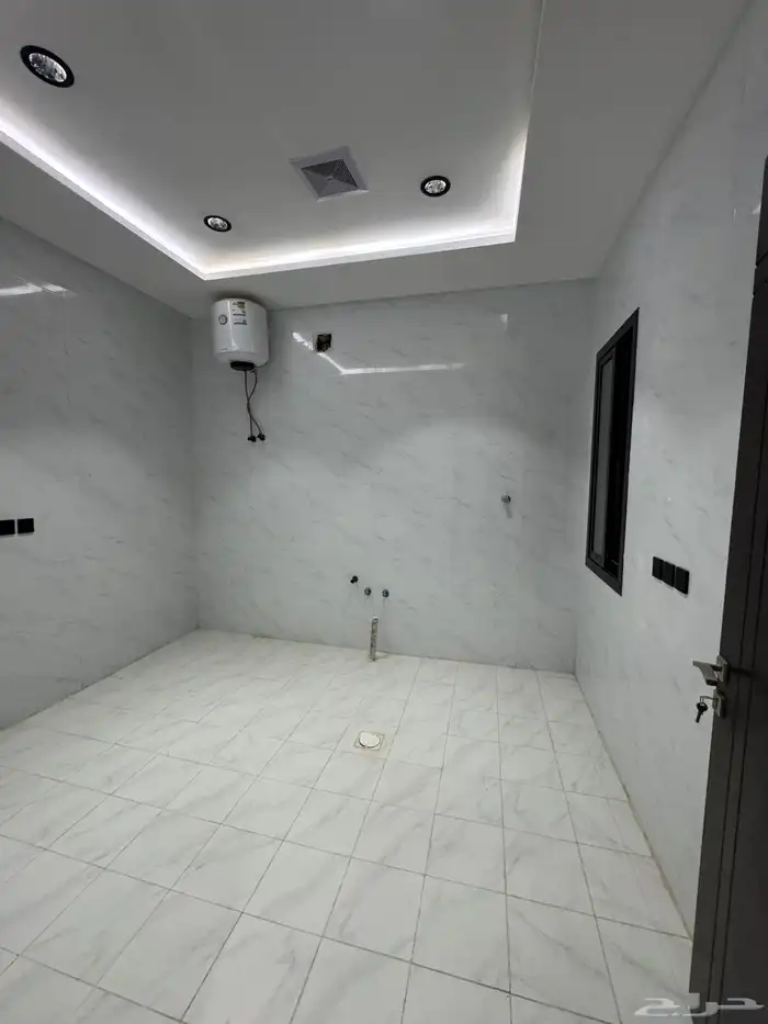 للبيع دور اول بتأسيس شقه حي الجنادريه 4
