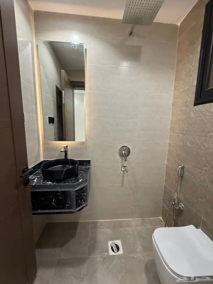 للبيع شقق أرضيه وعلويه بحى الضيافه طريق ابها الخميس 25