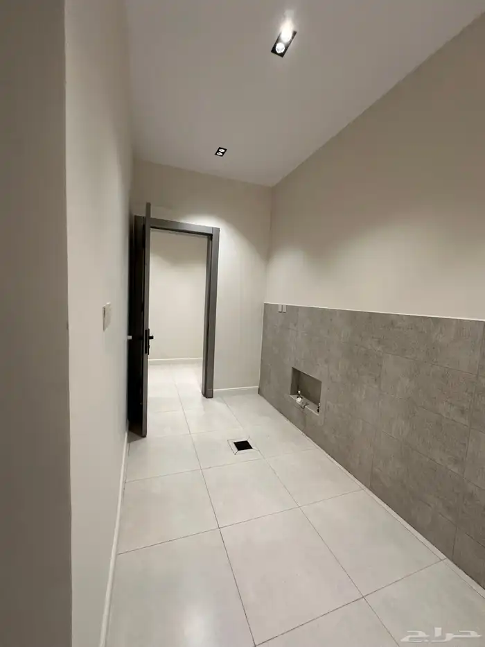 ادوار علويه بسطح خاص وبلكونه مساحه 270 م ابها حي حطين 17