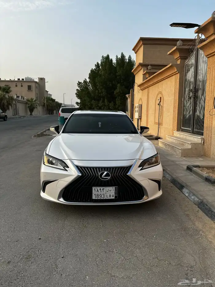 لكزس es 2020 هايبرد 300 h للبيع 4