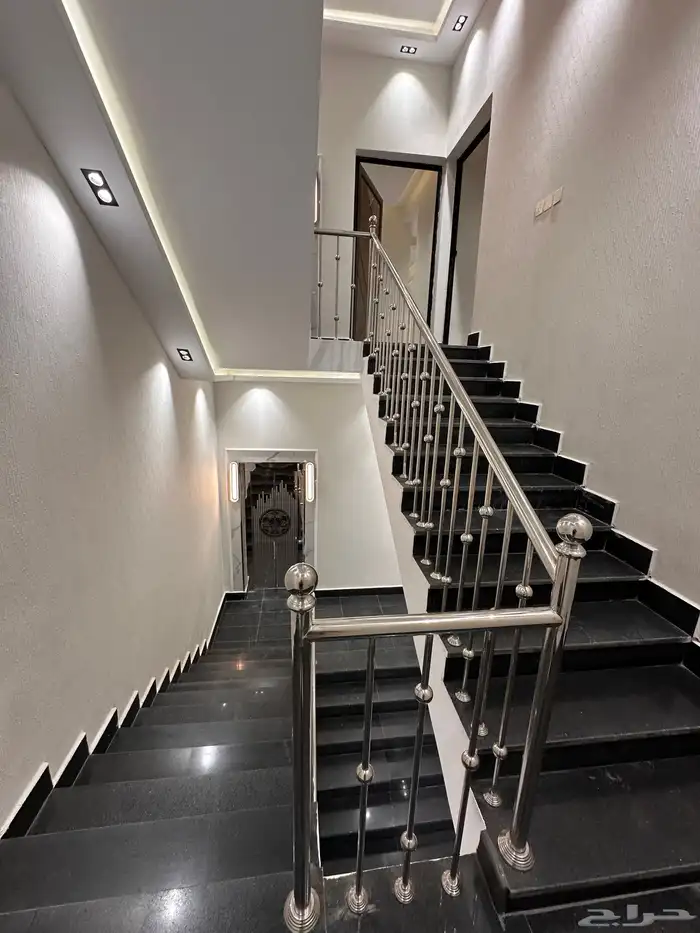 ادوار علويه بسطح خاص وبلكونه مساحه 270 م ابها حي حطين 1