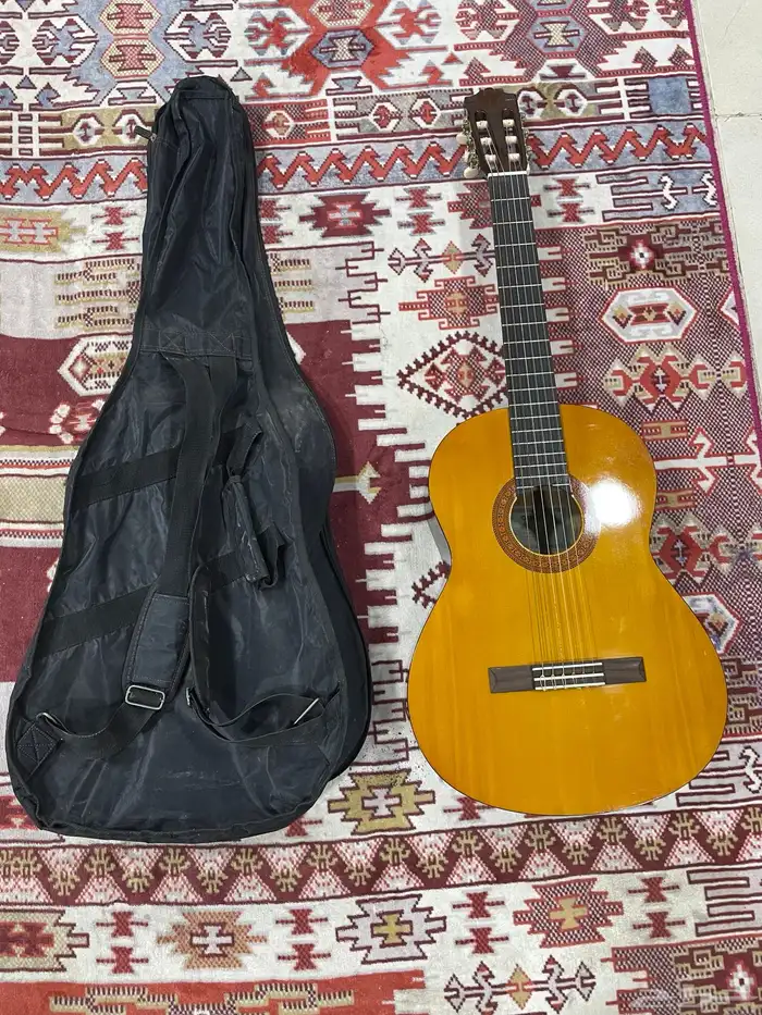 جيتار Yamaha c40 مع الحقيبة حقه استخدام فقط للتصوير 1