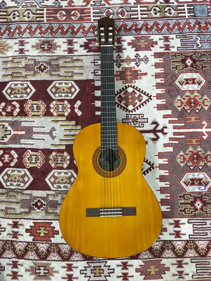 جيتار Yamaha c40 مع الحقيبة حقه استخدام فقط للتصوير 0