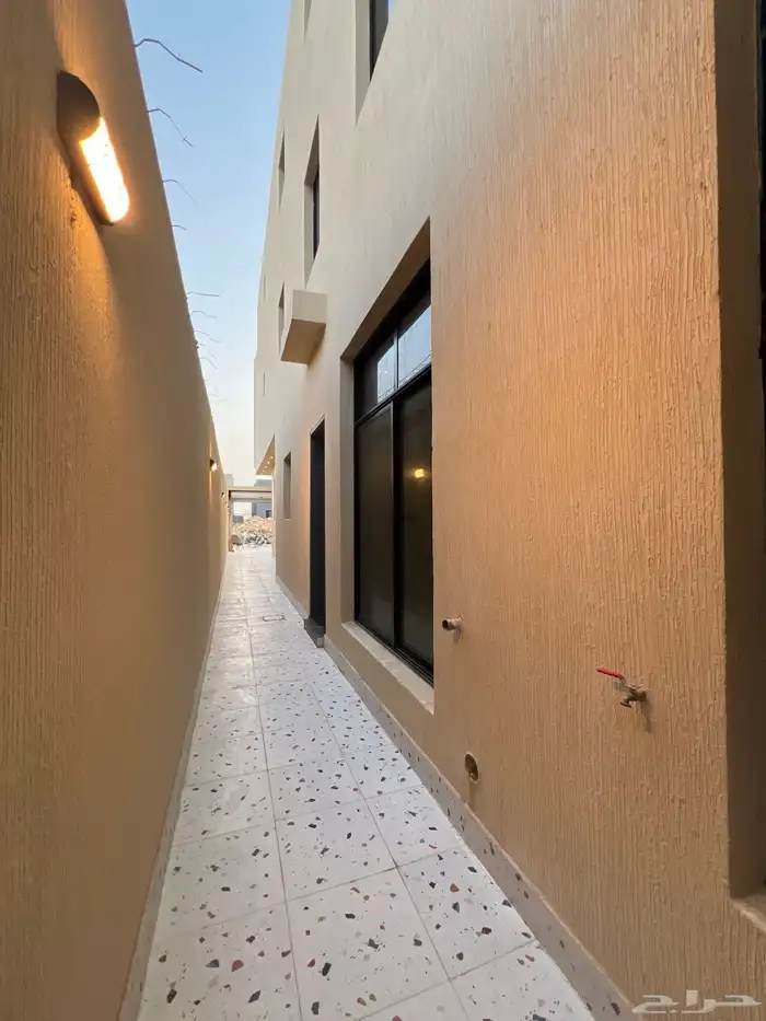 دور ارضي فاخر جديد بمدخلين و حوش خاص حي غصون 25