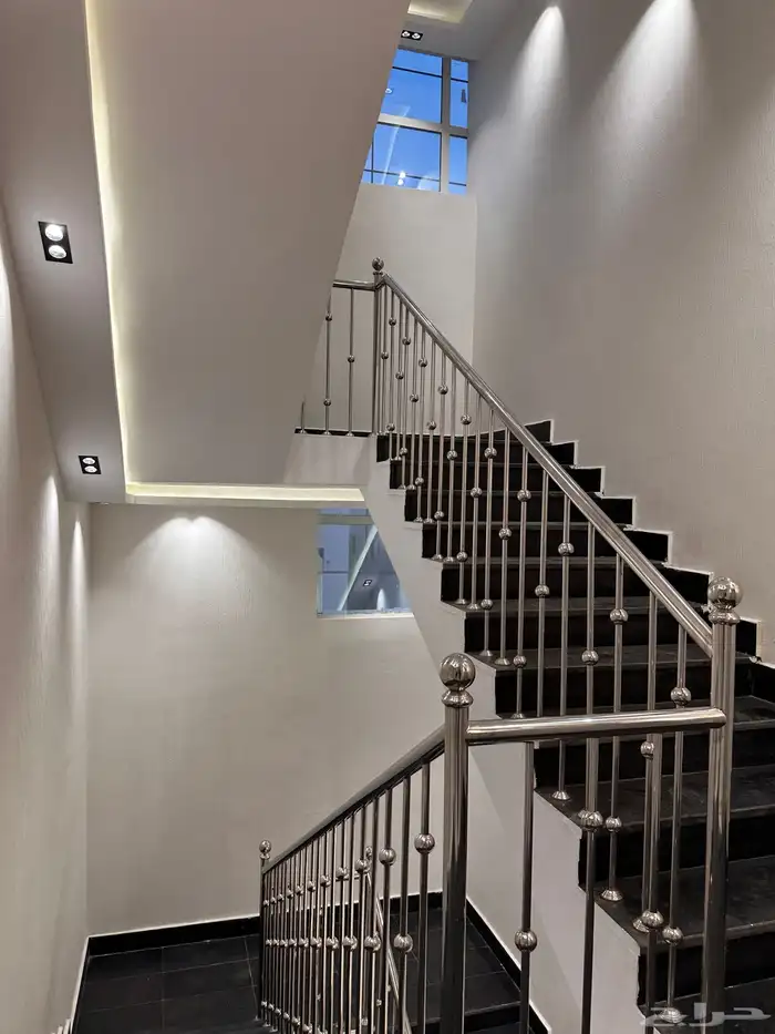 ادوار علويه بسطح خاص وبلكونه مساحه 270 م ابها حي حطين 2