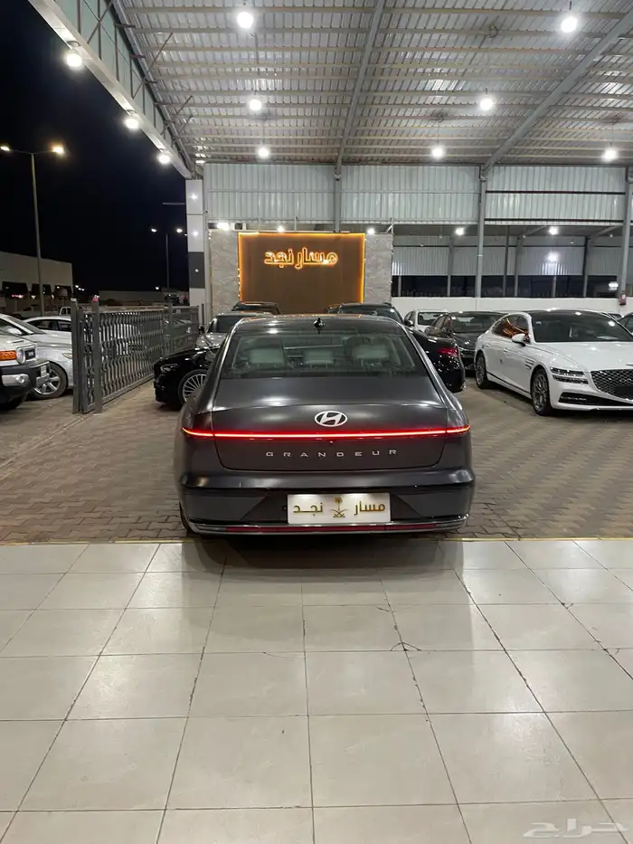 ازيرا موديل 2023 كالجرافي 6