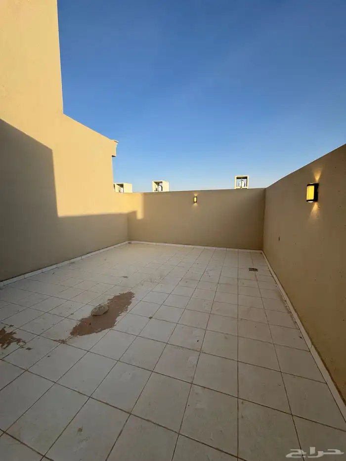 للبيع دور اول بتأسيس شقه حي الجنادريه 12