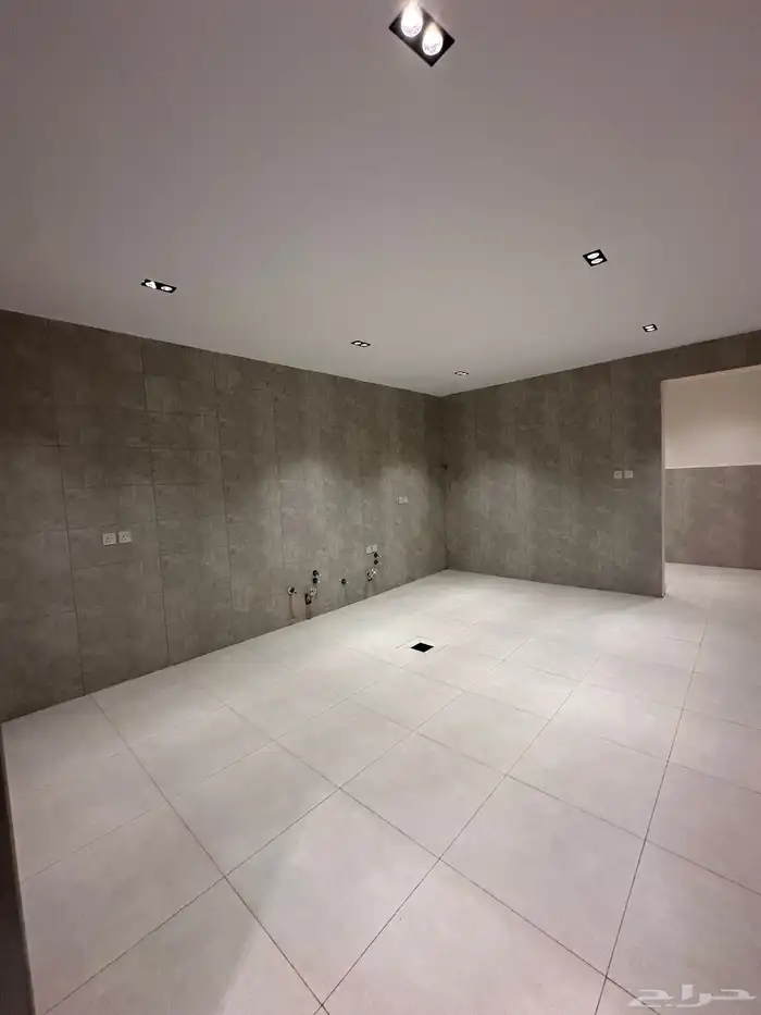 ادوار علويه بسطح خاص وبلكونه مساحه 270 م ابها حي حطين 29