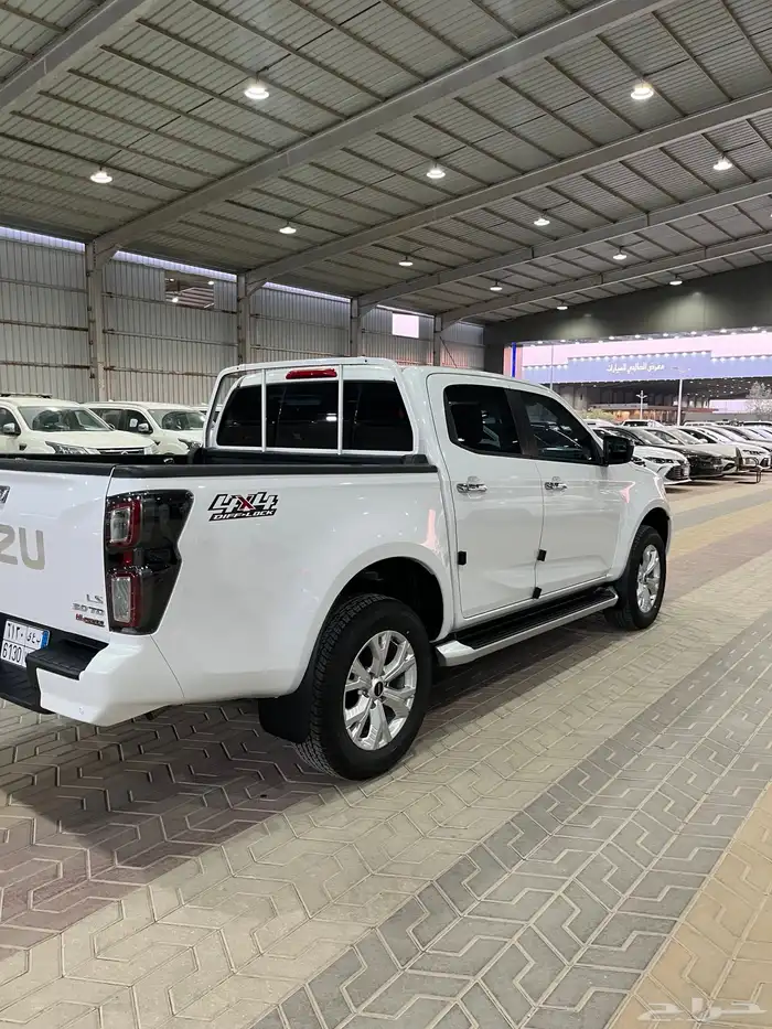 ايسوزو غمارتين 2024 ديماكس LSشبه الجديد 3