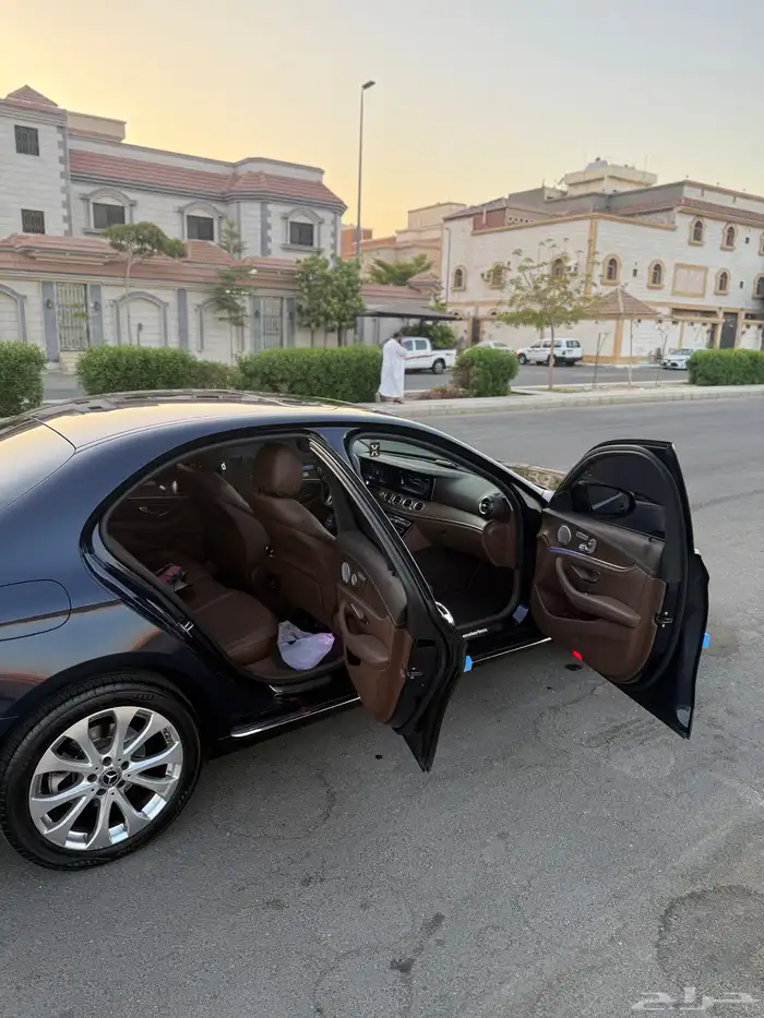 مرسيدس للبيع E300 اللون كحلي 2020 ممشى قليل 5