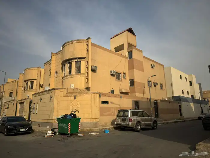 للبيع فلة بحي العزيزية دور وثلاث شقق 1