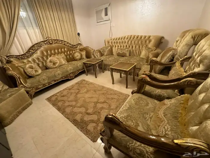 كنب مع ستارة وفرشه وطاولتين 0